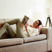Frau liest Buch und chillt auf dem Sofa frau-chillt-auf-dem-sofa